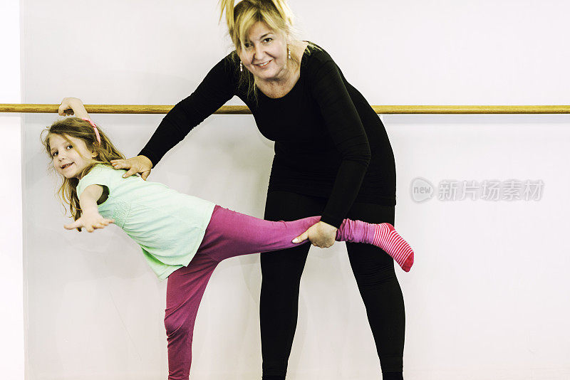 教练帮助女孩跳芭蕾