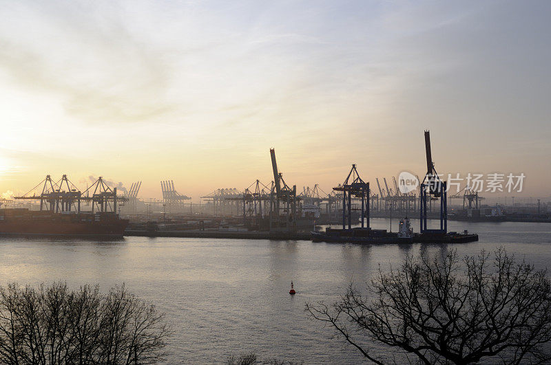 黎明时分的汉堡港