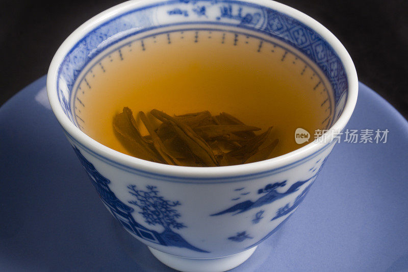 中国杯中的绿茶: