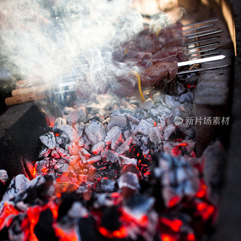 烤肉串在烤肉