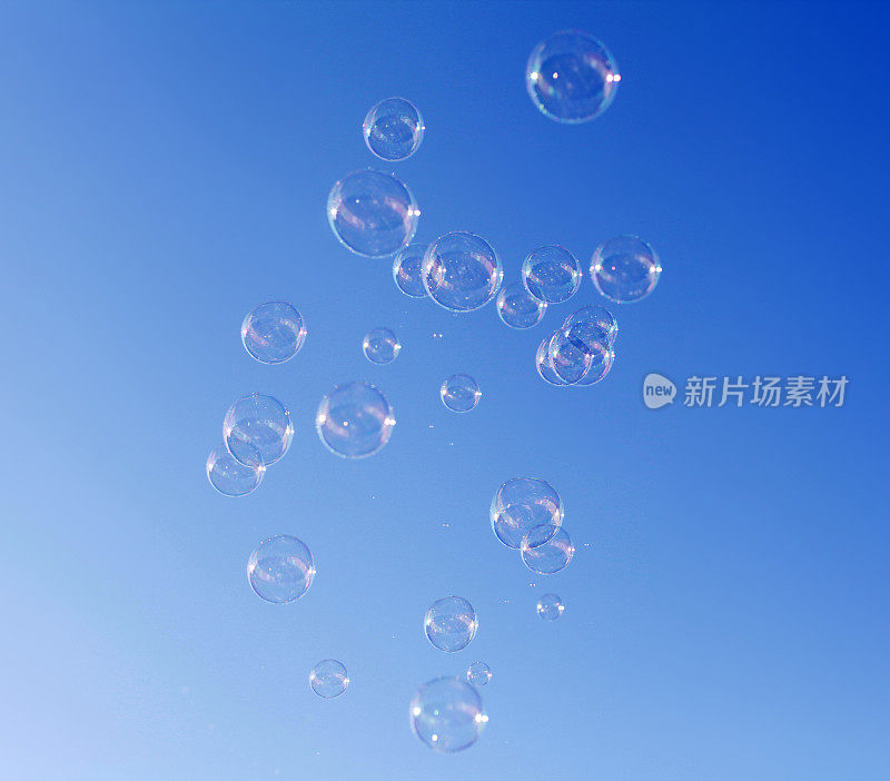 泡沫漂浮在天空中