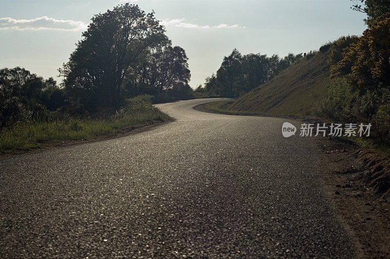 弯曲的乡间小路