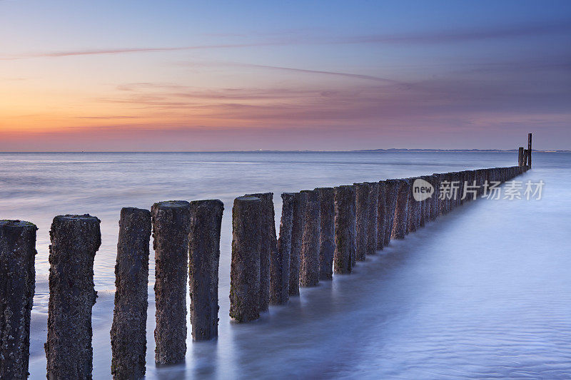黄昏时分，荷兰泽兰海滩上的防波堤
