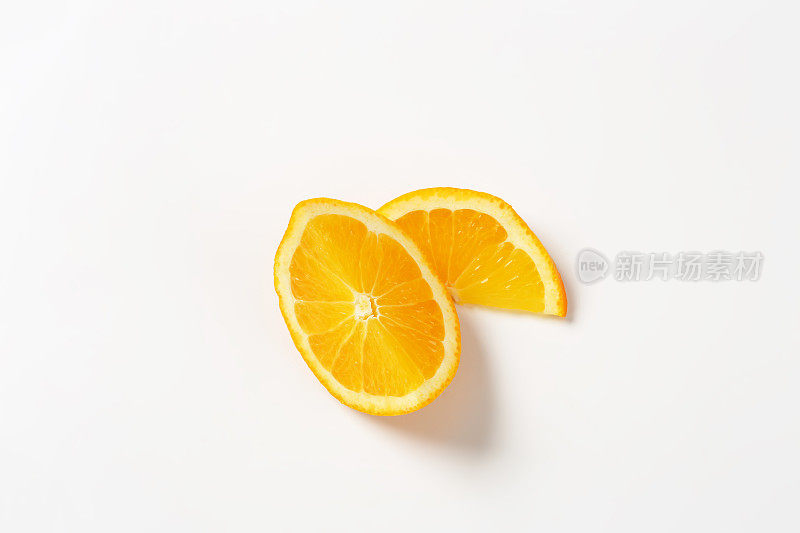 白色背景上的橙子片