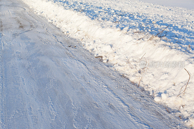 新铲的雪在冬季道路边缘