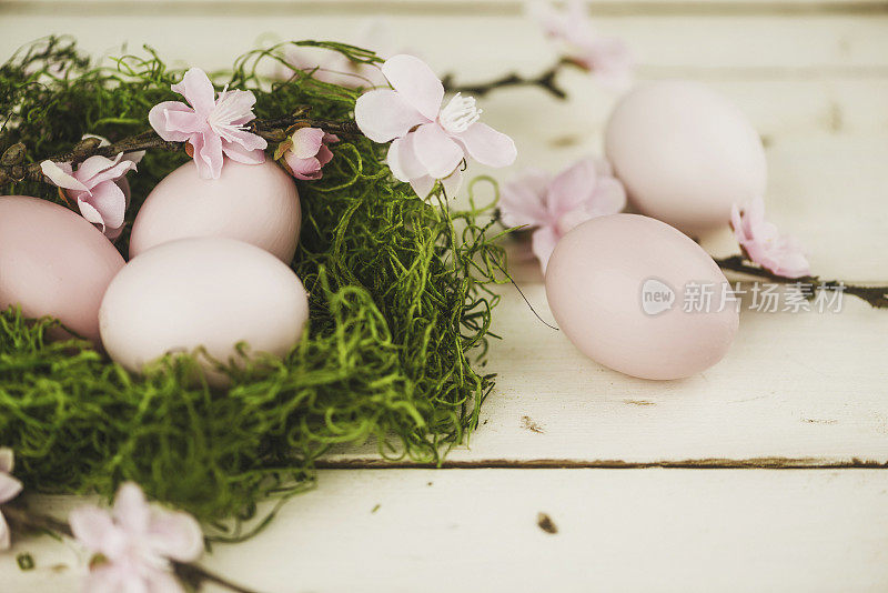 苔藓的巢是粉红色的卵和花。复活节静物。