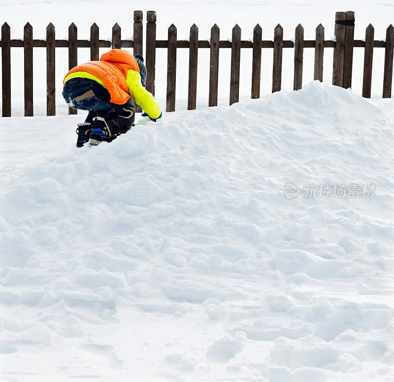 一个亚洲男孩在雪地里玩