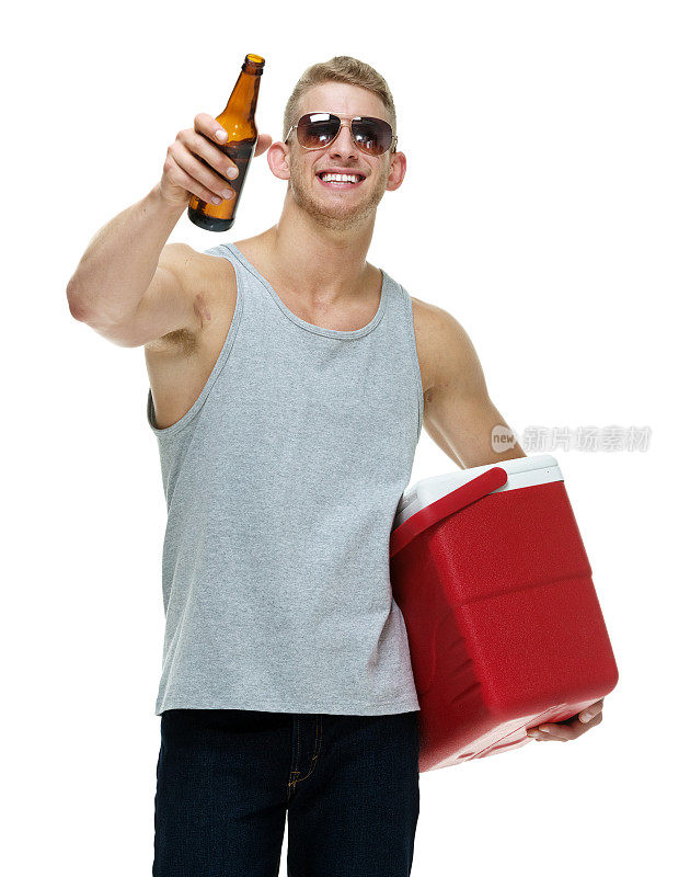 微笑随意的男人拿着啤酒瓶