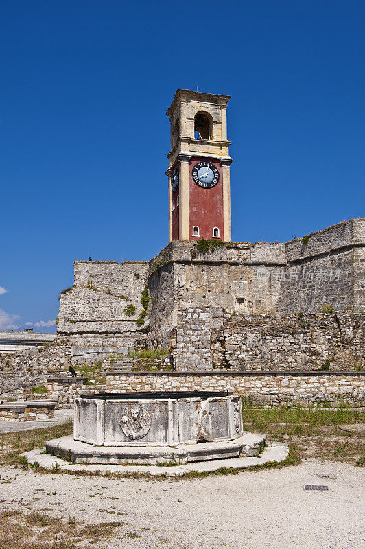 科孚城堡入口处的钟楼
