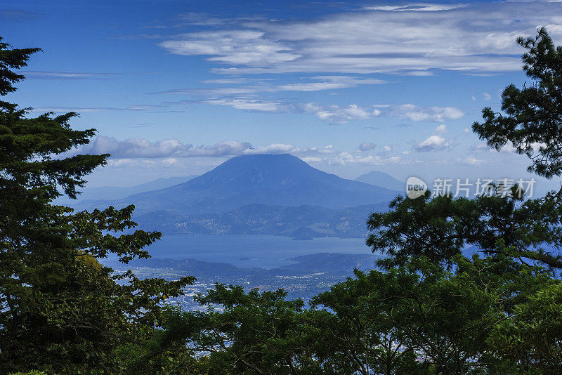 圣维森特火山和伊洛潘戈湖