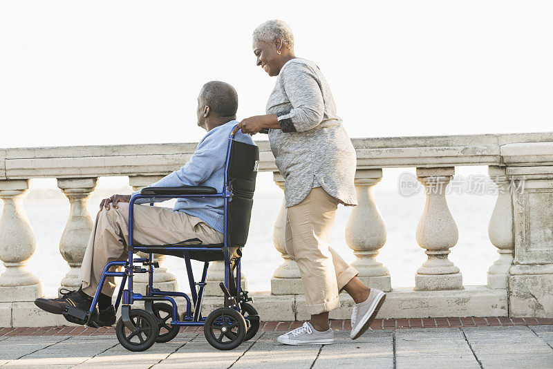 老年夫妇和一个坐轮椅的男人
