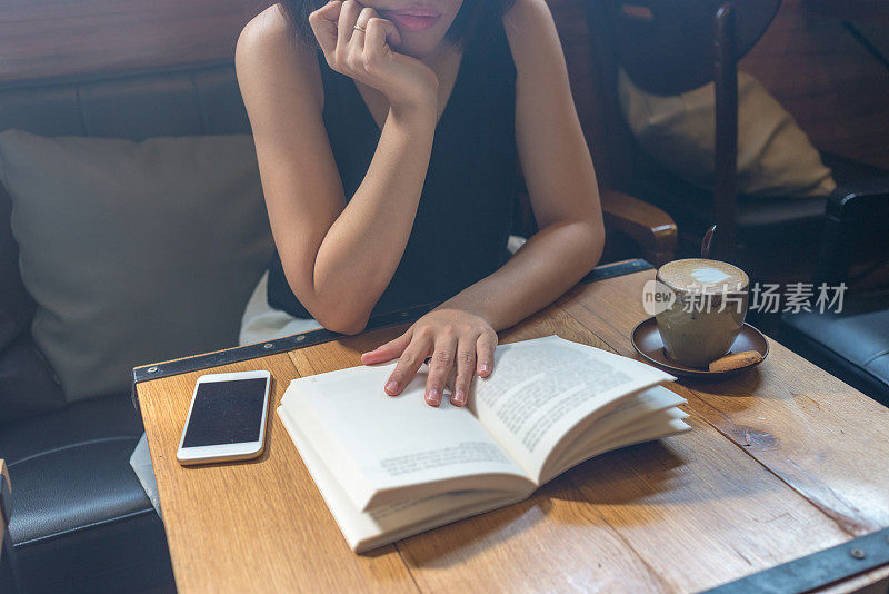 在咖啡店等朋友的时候看书