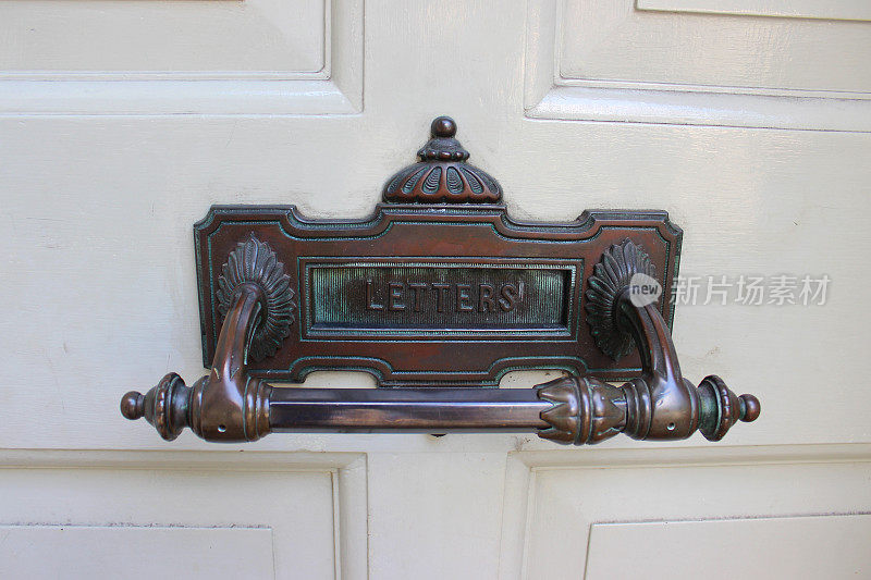 华丽的铜制信箱在前门与木板，形象