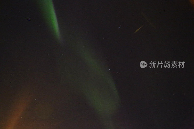 冰岛:雷克雅未克上空的北极光