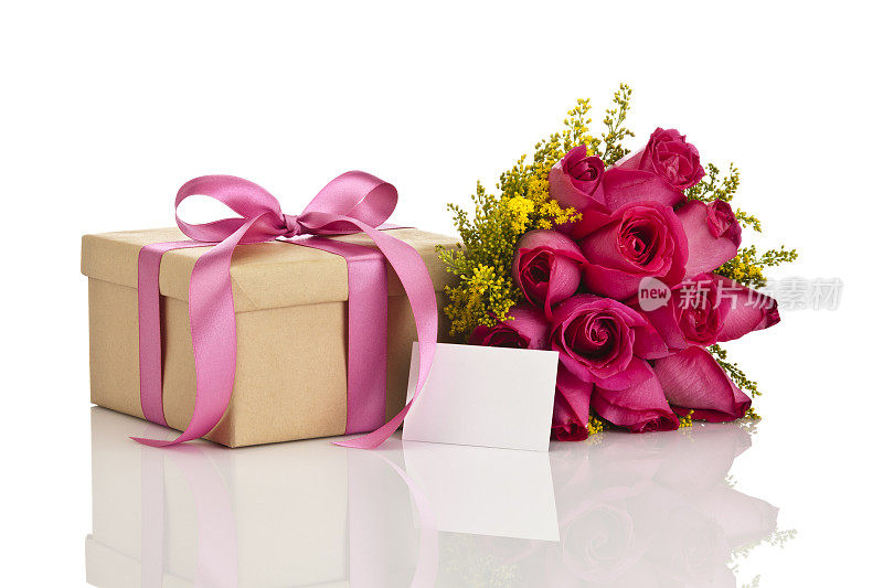 带有粉色蝴蝶结和玫瑰花束的礼盒