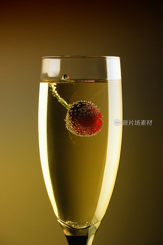 杯子里的樱桃和气泡