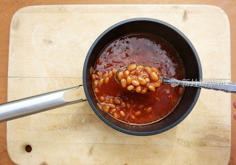 用勺子在锅里烤豆子