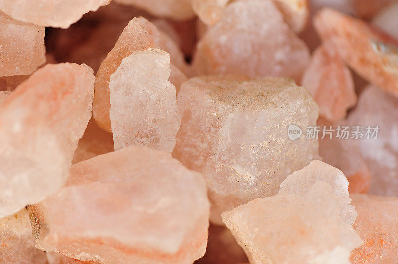喜玛拉雅粉水晶盐在街头商店出售