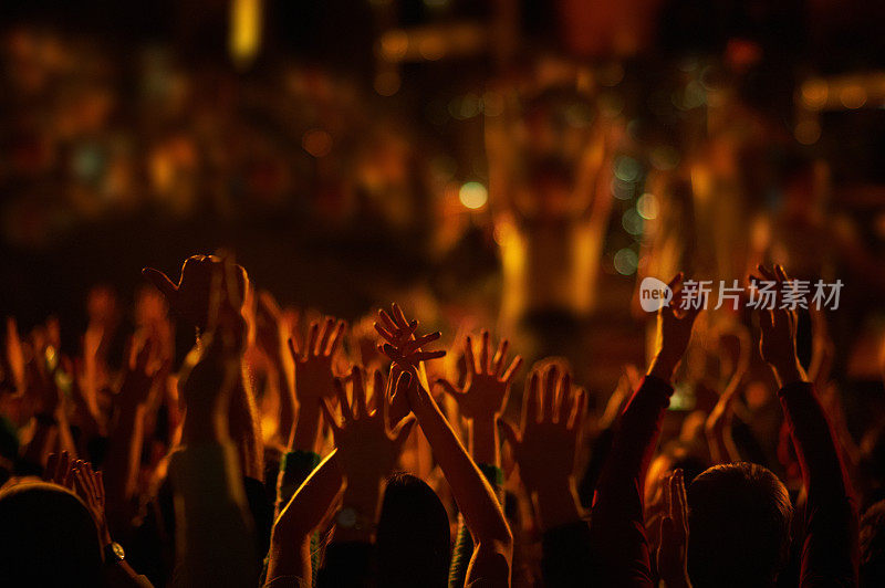 在音乐节上，观众举起双手