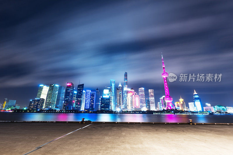 上海夜晚的现代城市天际线