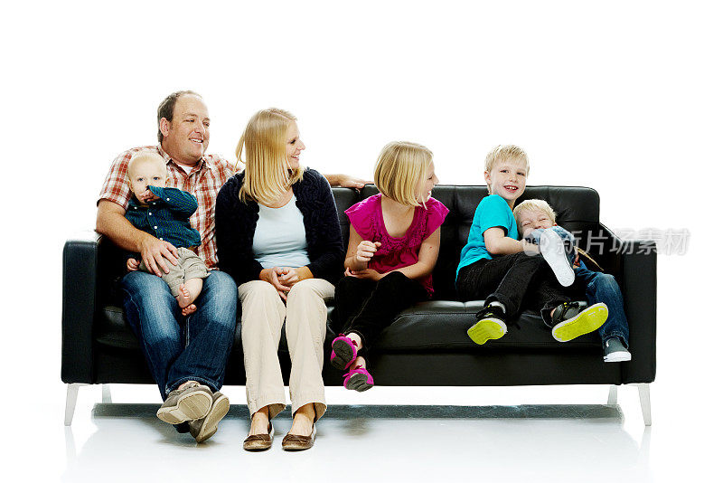 幸福的一家人坐在沙发上