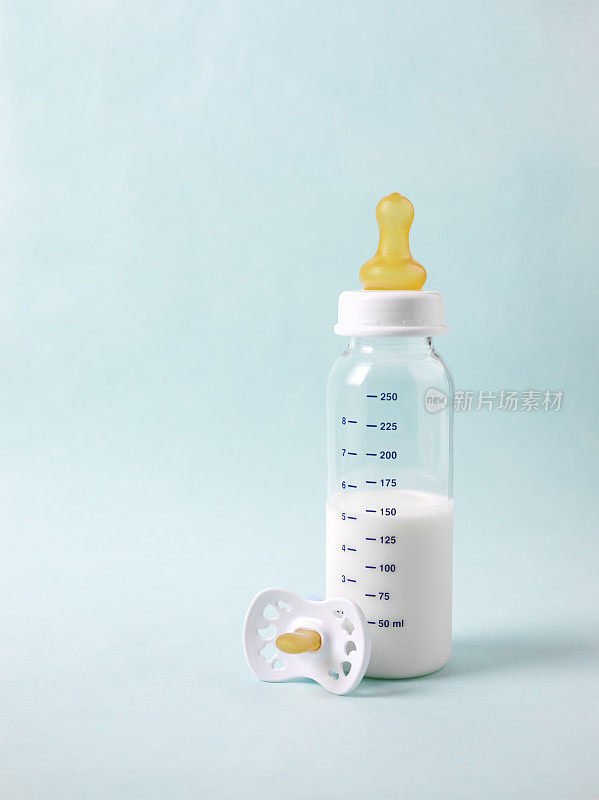 婴儿奶瓶和哑巴