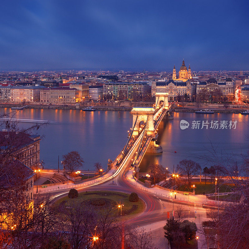 布达佩斯深夜的铁链桥