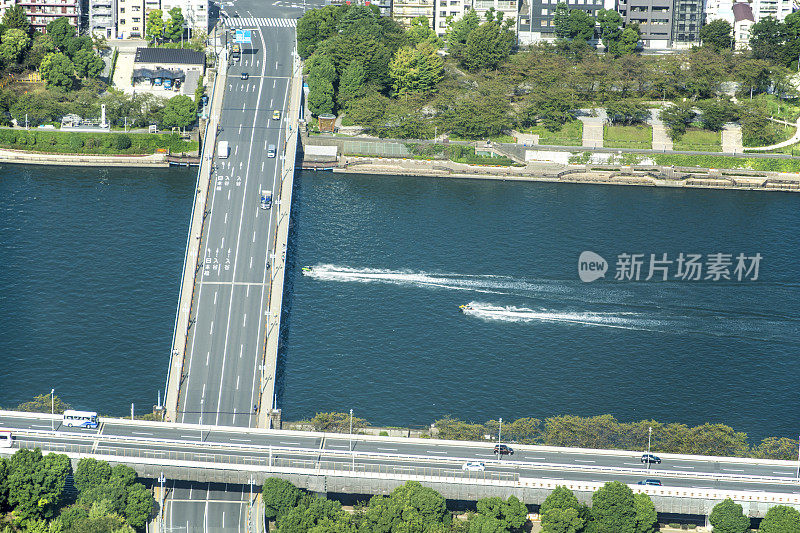 东京住田河上的水上摩托