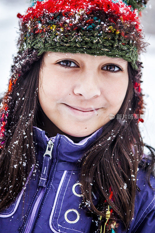 可爱的小女孩在外面的冬天雪