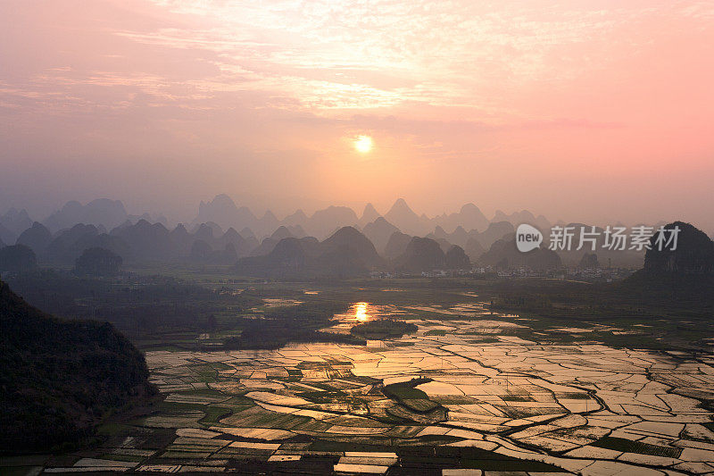 日落中的稻田，中国