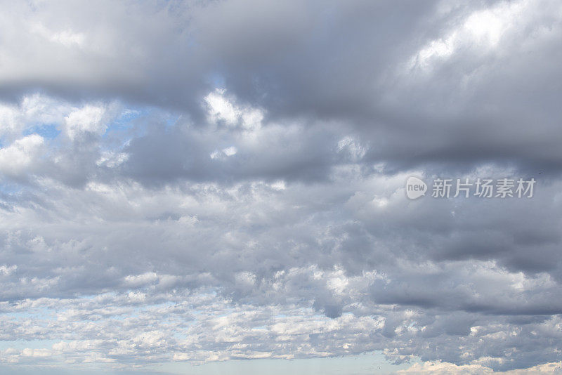 愤怒和汹涌的乌云，蓝天背景