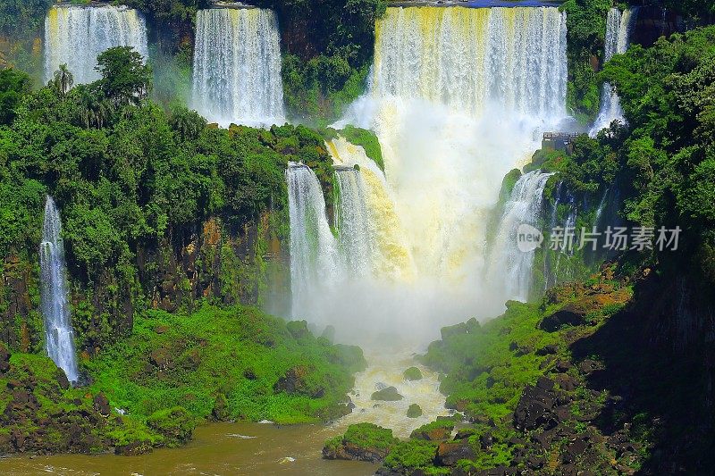 伊瓜苏壮观的瀑布和绿色雨林，巴西，阿根廷，南美洲