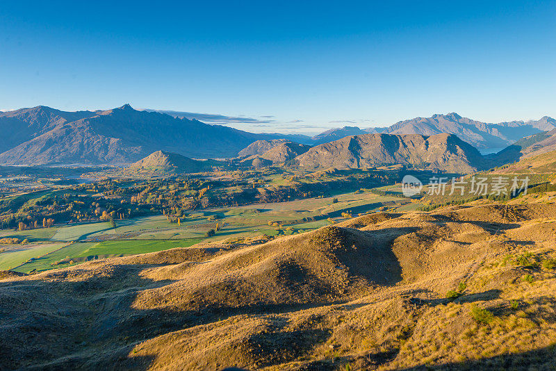 新西兰皇后镇壮观的山峰全景