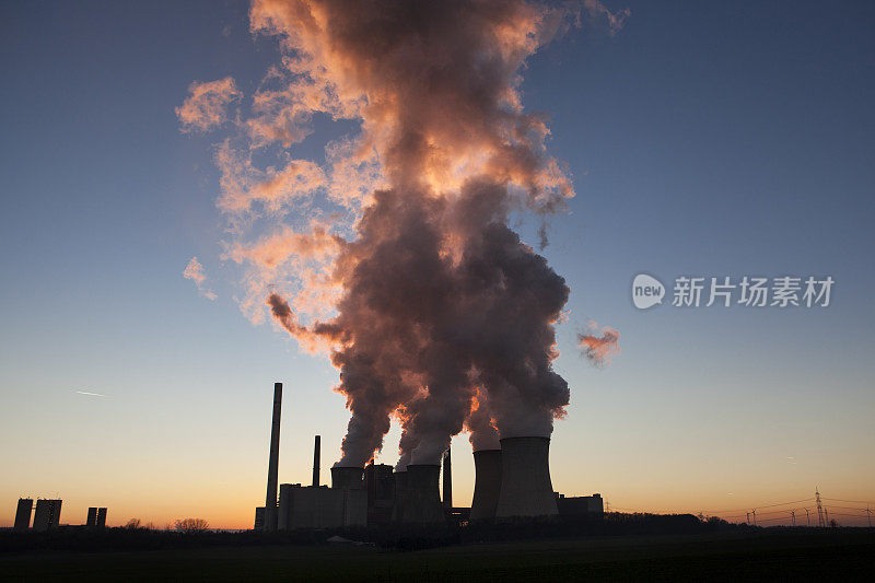 黄昏时分的褐色煤炭发电站——背光照明