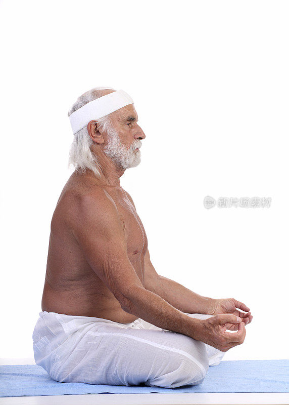 白发苍苍的老人在冥想。