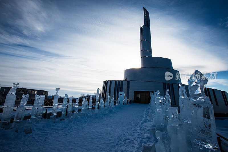 挪威阿尔塔大教堂的北极光