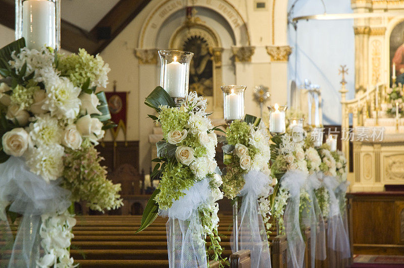 奶油色的婚礼花，蜡烛和白色的丝绸