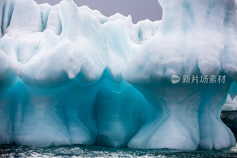 在北冰洋中漂浮着反射的冰山