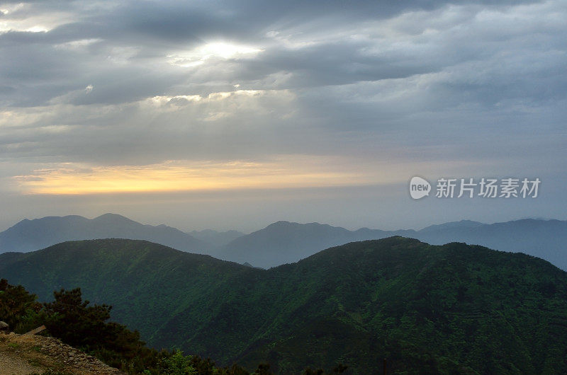 山上的日出