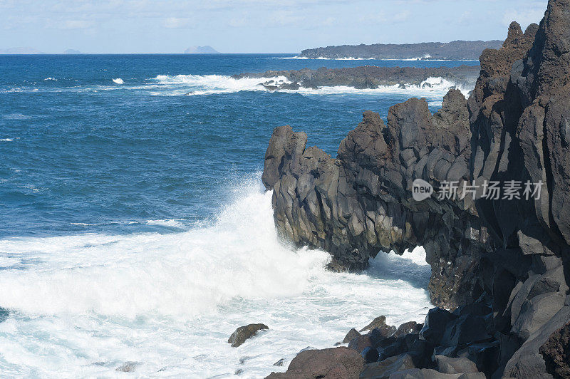 兰萨罗特岛的火山海岸悬崖