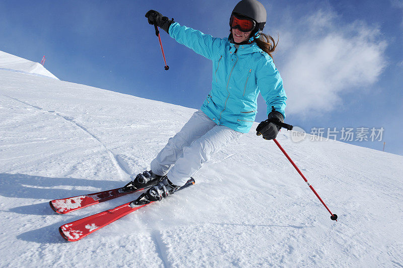 女青少年滑雪