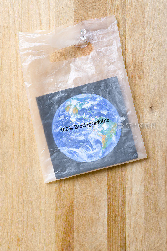 地球装在可生物降解的购物袋里