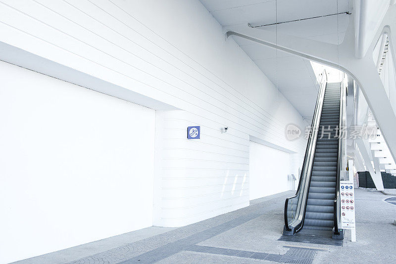 带有自动扶梯的现代白色火车站入口