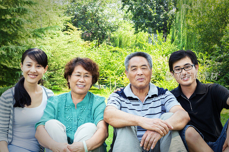 几代同堂的中国家庭在公园里休闲