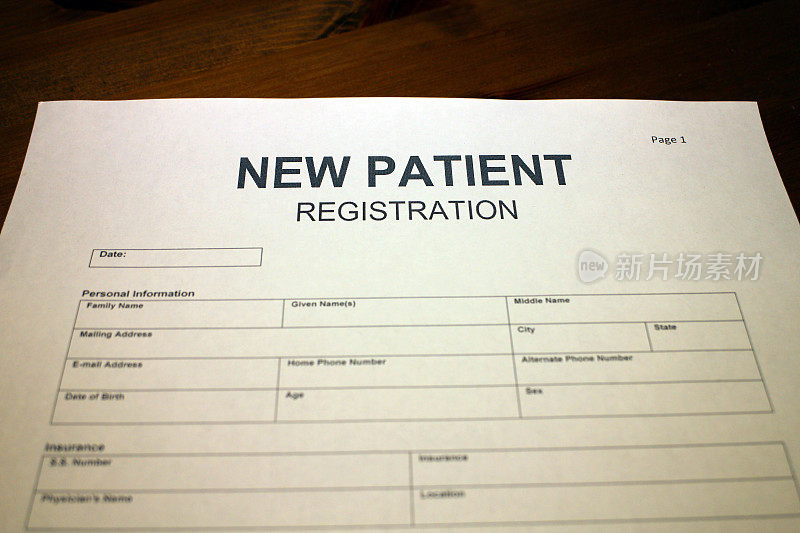 有人在填写新病人登记表