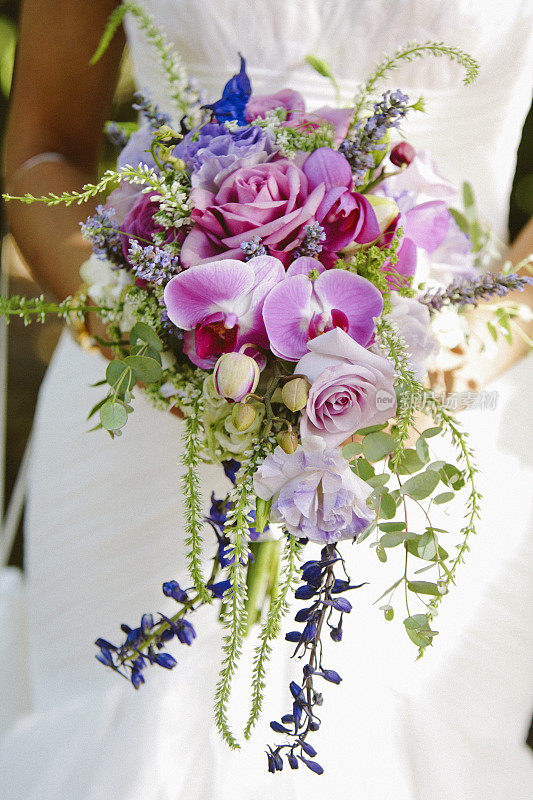 粉色、紫色和蓝色婚礼花束