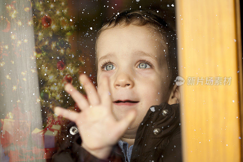 圣诞节下雪的孩子