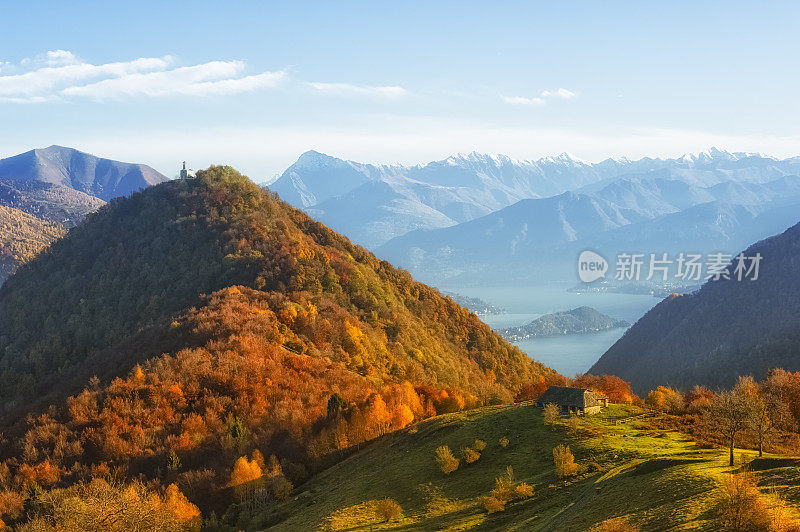 科莫湖的景观在秋天从山上