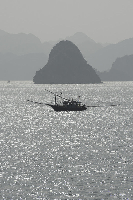 越南下龙湾的一艘渔船