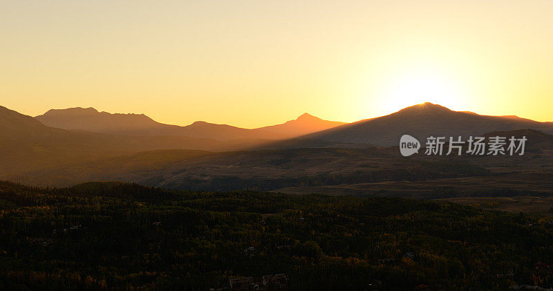 日落时分的科罗拉多山脉